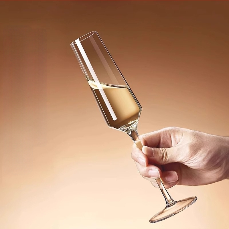 Krištolinio stiklo šampano taurė, vynuogių skonio saldus stiklas, stiklinių taurių rinkinys