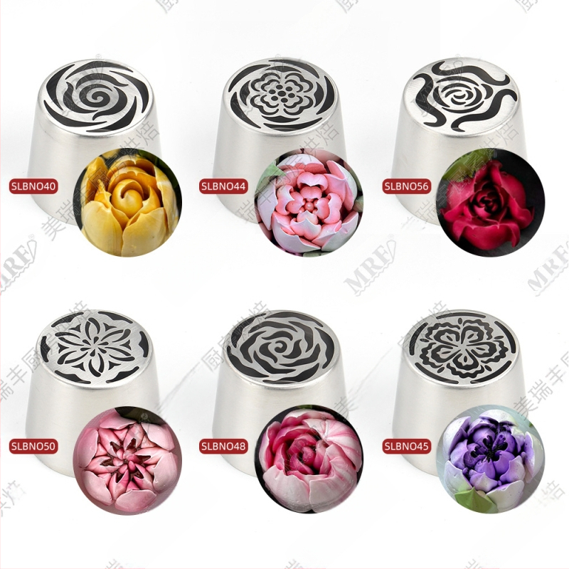 Didelis naujas rusiškas vamzdinis kostiumas su cukraus vata, gėlių kremo išspaudimo puokštė, didelė rožių saldainė