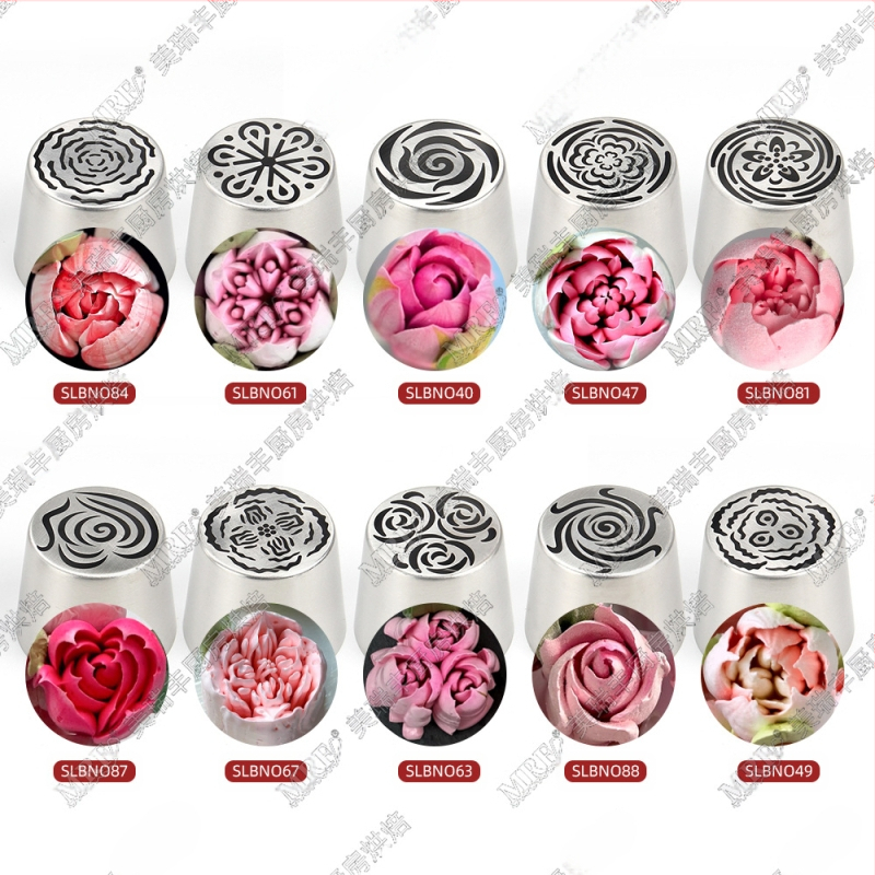 Didelis naujas rusiškas vamzdinis kostiumas su cukraus vata, gėlių kremo išspaudimo puokštė, didelė rožių saldainė