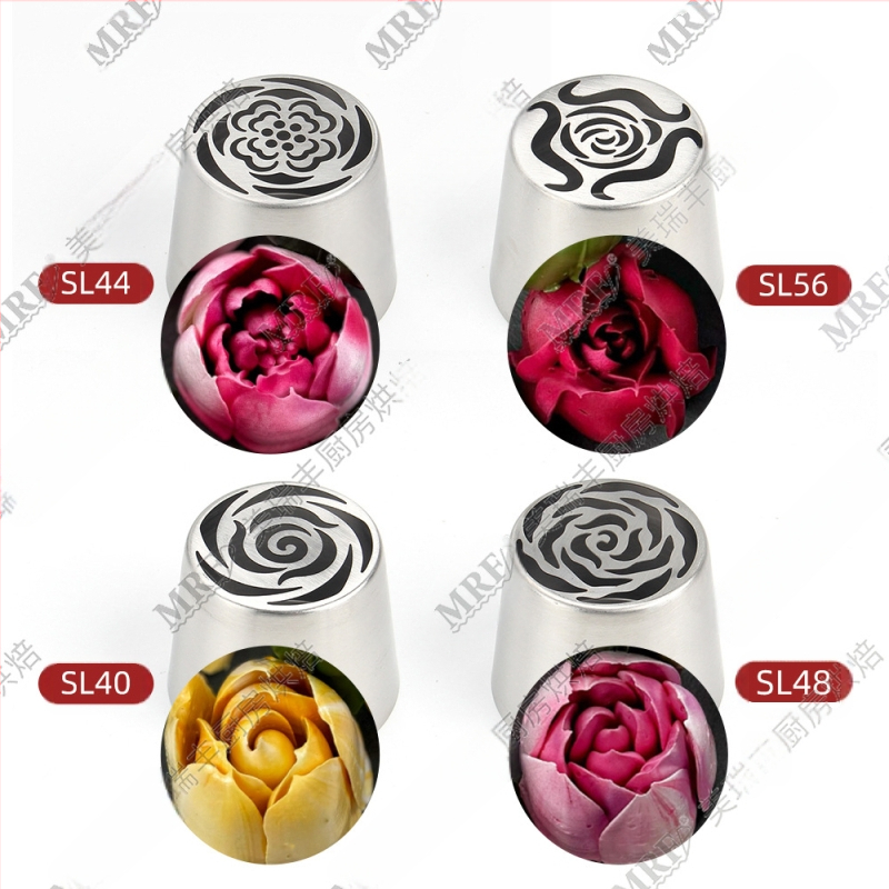 Didelis naujas rusiškas vamzdinis kostiumas su cukraus vata, gėlių kremo išspaudimo puokštė, didelė rožių saldainė