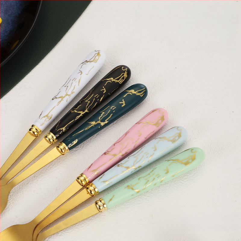 Prabangūs lengvi, prabangūs nerūdijančio plieno vakarietiški stalo įrankiai, 24 dalių, marmuro rašto, viešbučio restorano kepsnių peilių, šakučių ir šaukštų laikymo lentynų rinkinys