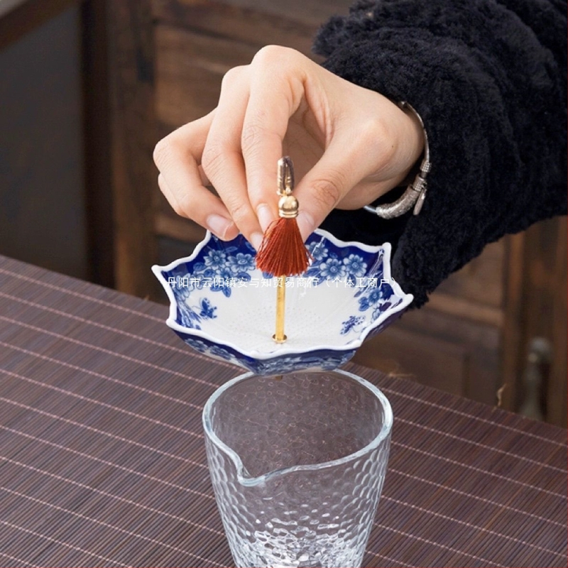 Kūrybingas mėlynas ir gėlėtas skėtis su arbatos nuotėkiu arbatos filtras keraminis arbatos filtras arbatos ceremonijos aksesuarai arbatos staliukas arbatos stalo dekoracijos papuošalai