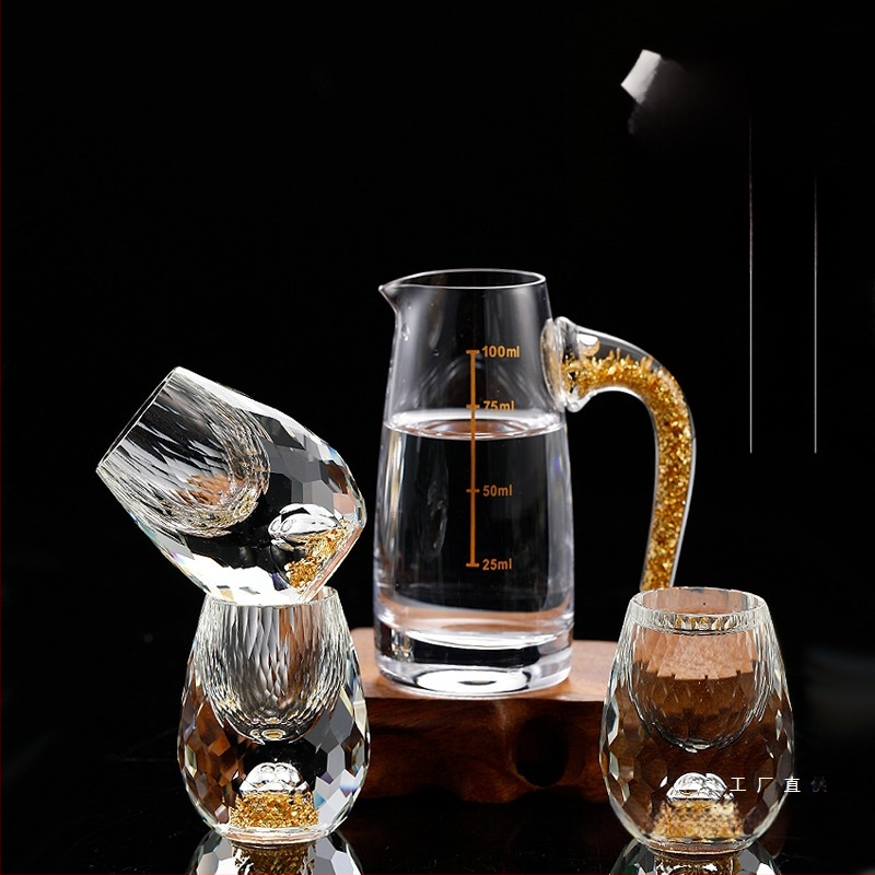 Didmeninė prekyba mažomis, vientisomis, kiniško stiliaus „Yipin Jiangshan Jinshan“ baltojo vyno taurėmis, pagamintomis iš aukso folijos, krištolo, buitinėmis, mažomis, vientisomis, kulkos formos taurėmis.