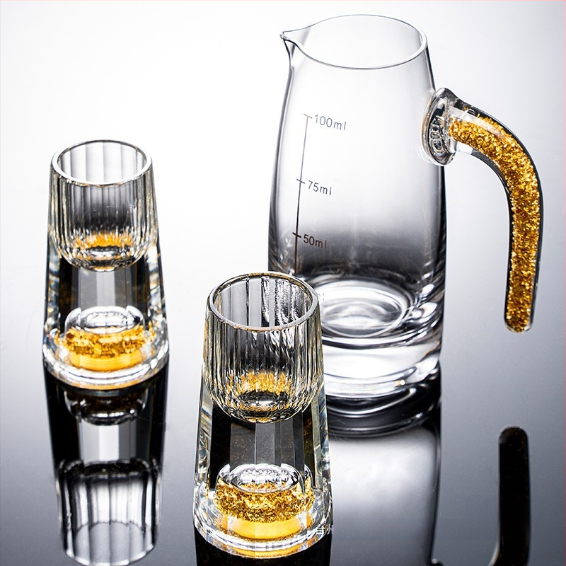 Didmeninė prekyba mažomis, vientisomis, kiniško stiliaus „Yipin Jiangshan Jinshan“ baltojo vyno taurėmis, pagamintomis iš aukso folijos, krištolo, buitinėmis, mažomis, vientisomis, kulkos formos taurėmis.