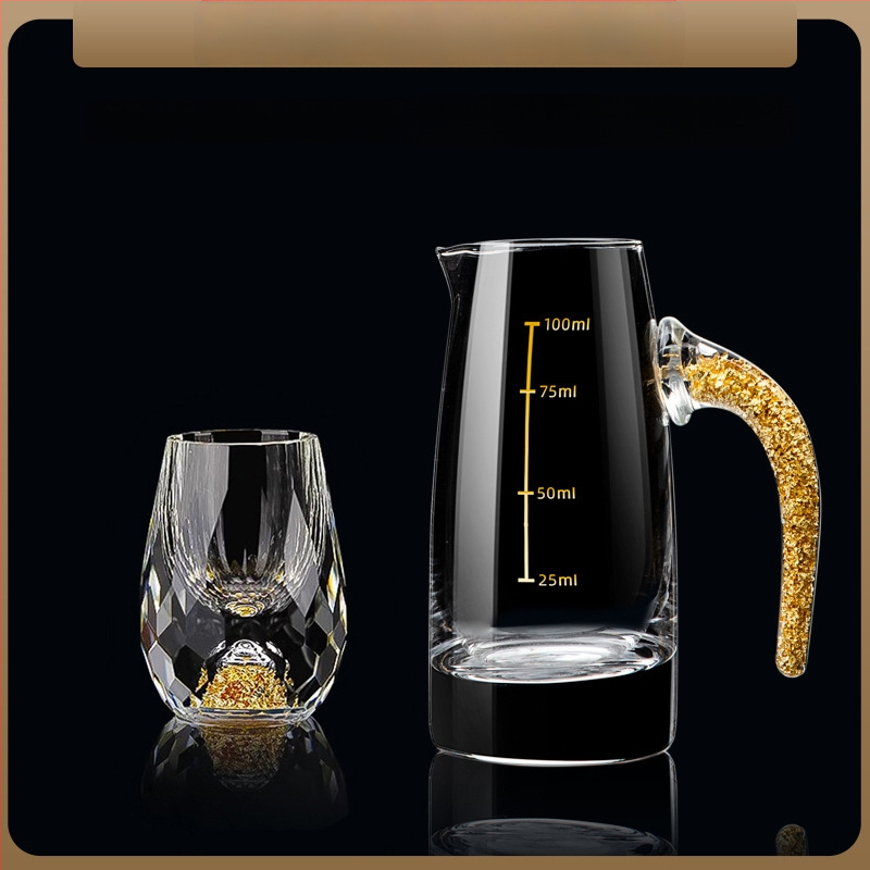 Didmeninė prekyba mažomis, vientisomis, kiniško stiliaus „Yipin Jiangshan Jinshan“ baltojo vyno taurėmis, pagamintomis iš aukso folijos, krištolo, buitinėmis, mažomis, vientisomis, kulkos formos taurėmis.