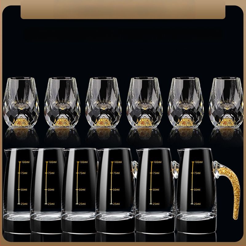 Didmeninė prekyba mažomis, vientisomis, kiniško stiliaus „Yipin Jiangshan Jinshan“ baltojo vyno taurėmis, pagamintomis iš aukso folijos, krištolo, buitinėmis, mažomis, vientisomis, kulkos formos taurėmis.