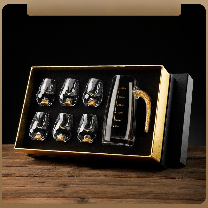 Didmeninė prekyba mažomis, vientisomis, kiniško stiliaus „Yipin Jiangshan Jinshan“ baltojo vyno taurėmis, pagamintomis iš aukso folijos, krištolo, buitinėmis, mažomis, vientisomis, kulkos formos taurėmis.