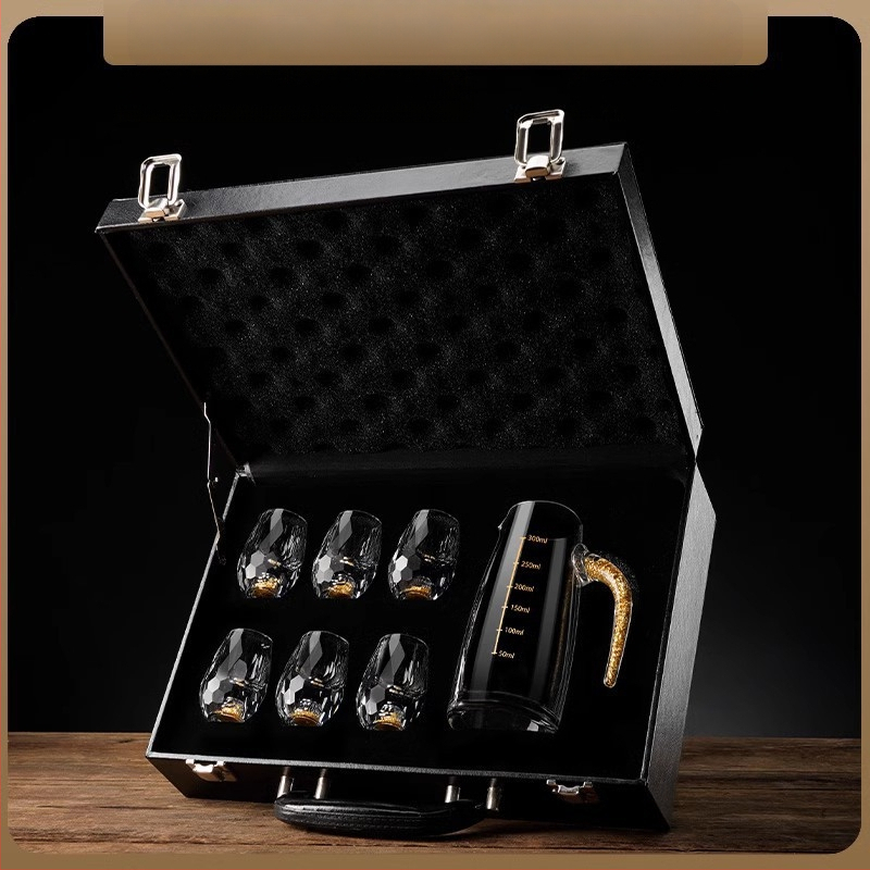 Didmeninė prekyba mažomis, vientisomis, kiniško stiliaus „Yipin Jiangshan Jinshan“ baltojo vyno taurėmis, pagamintomis iš aukso folijos, krištolo, buitinėmis, mažomis, vientisomis, kulkos formos taurėmis.