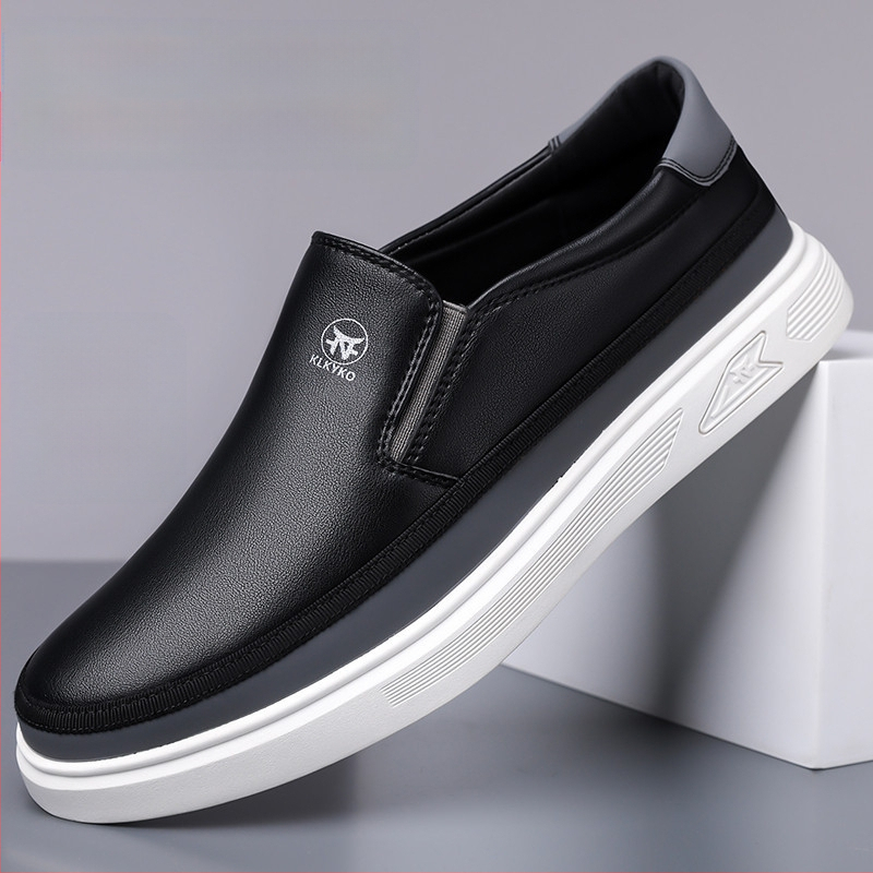 Kis fehér cipők 2025 nyári plus size ifjúsági divatos deszkás cipők férfi bebújós csúszásgátló puha talpú félig húzódó sport alkalmi cipők