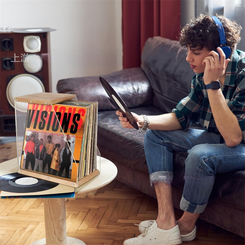 Puidust plaadiriiul, lauakaunistused, läbipaistev vinüülplaatide vitriin, teibist raamatute hoiukarp, täispuidust hoiukarp