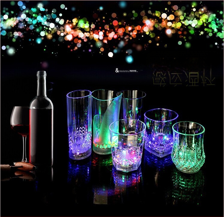 Šviesą skleidžiantis puodelis užpilkite vandenį ant ryškios indukcinės šalto šviesos vandens puodelis spalvingas šviesą skleidžiantis puodelis LED blykstė puodelio baras KTV vyno puodelis