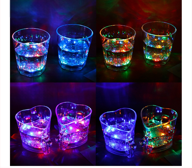 Šviesą skleidžiantis puodelis užpilkite vandenį ant ryškios indukcinės šalto šviesos vandens puodelis spalvingas šviesą skleidžiantis puodelis LED blykstė puodelio baras KTV vyno puodelis