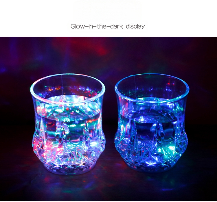 Šviesą skleidžiantis puodelis užpilkite vandenį ant ryškios indukcinės šalto šviesos vandens puodelis spalvingas šviesą skleidžiantis puodelis LED blykstė puodelio baras KTV vyno puodelis