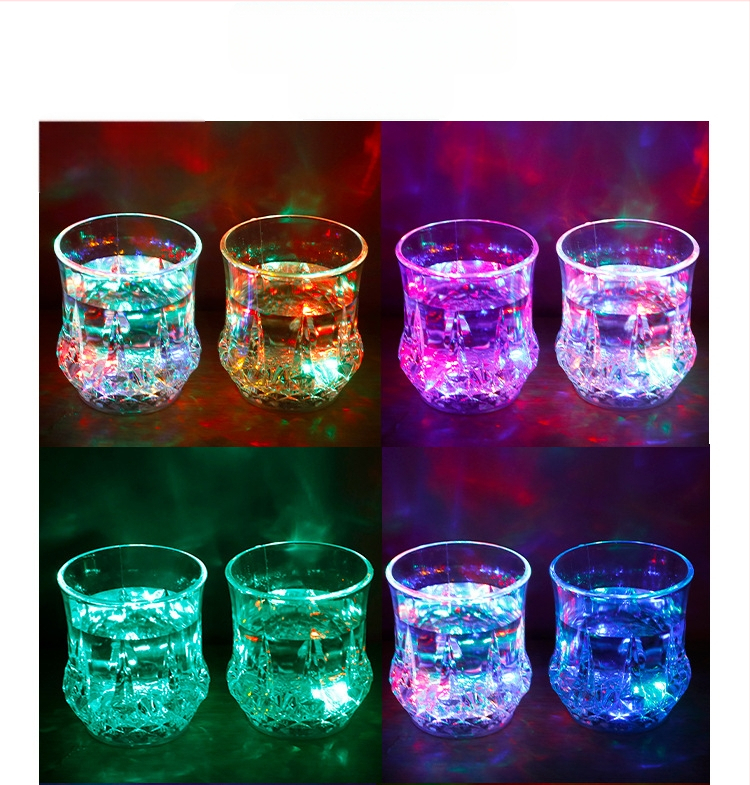 Šviesą skleidžiantis puodelis užpilkite vandenį ant ryškios indukcinės šalto šviesos vandens puodelis spalvingas šviesą skleidžiantis puodelis LED blykstė puodelio baras KTV vyno puodelis