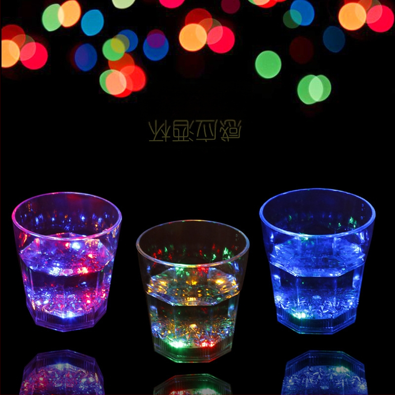 Šviesą skleidžiantis puodelis užpilkite vandenį ant ryškios indukcinės šalto šviesos vandens puodelis spalvingas šviesą skleidžiantis puodelis LED blykstė puodelio baras KTV vyno puodelis