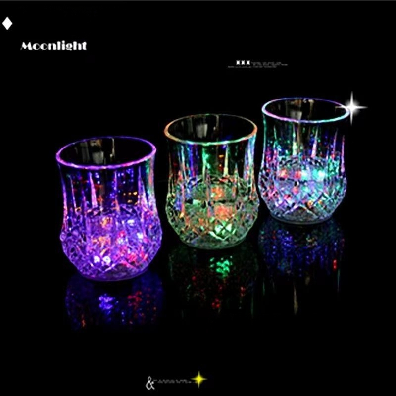 [Surinko 7583 žmonės] Spalvinga šviečianti taurė, vandenį jaučianti spalvinga alaus taurė, įsižiebia ir keičia spalvą, kai įpilama vandens