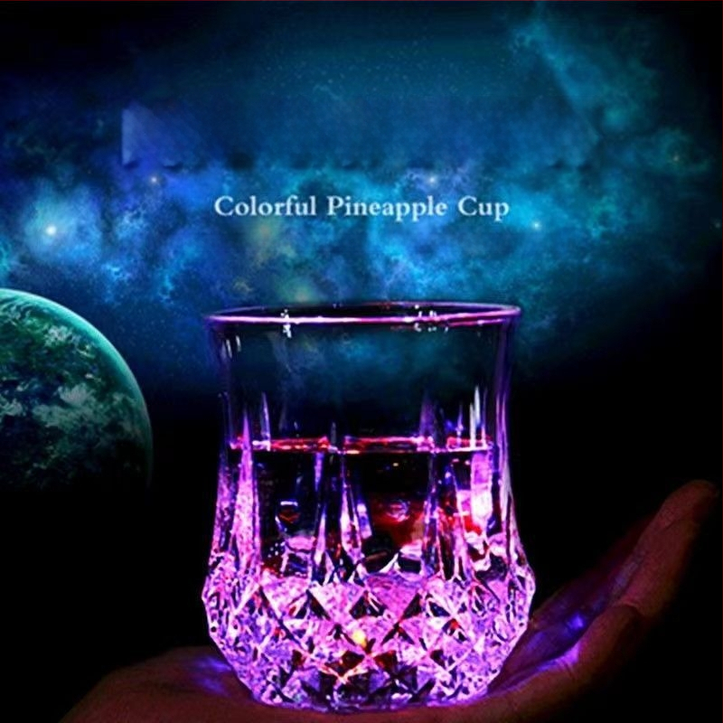 [Surinko 7583 žmonės] Spalvinga šviečianti taurė, vandenį jaučianti spalvinga alaus taurė, įsižiebia ir keičia spalvą, kai įpilama vandens