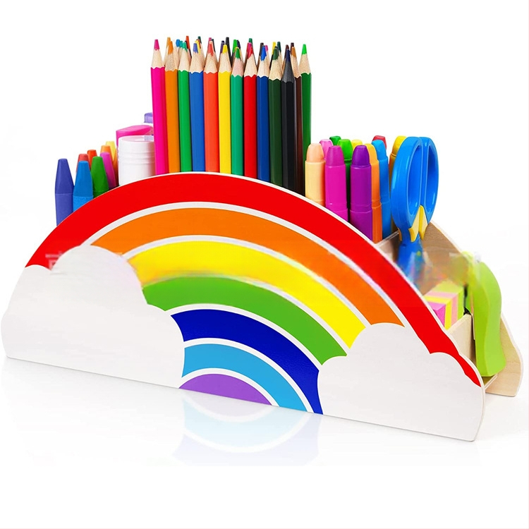 Pielāgots krāsains koka pildspalvu turētājs. Krāsu rakstus var pielāgot. Neregulāras formas pildspalvu turētājs. Kancelejas preču organizēšanai un glabāšanai paredzēta koka kaste.