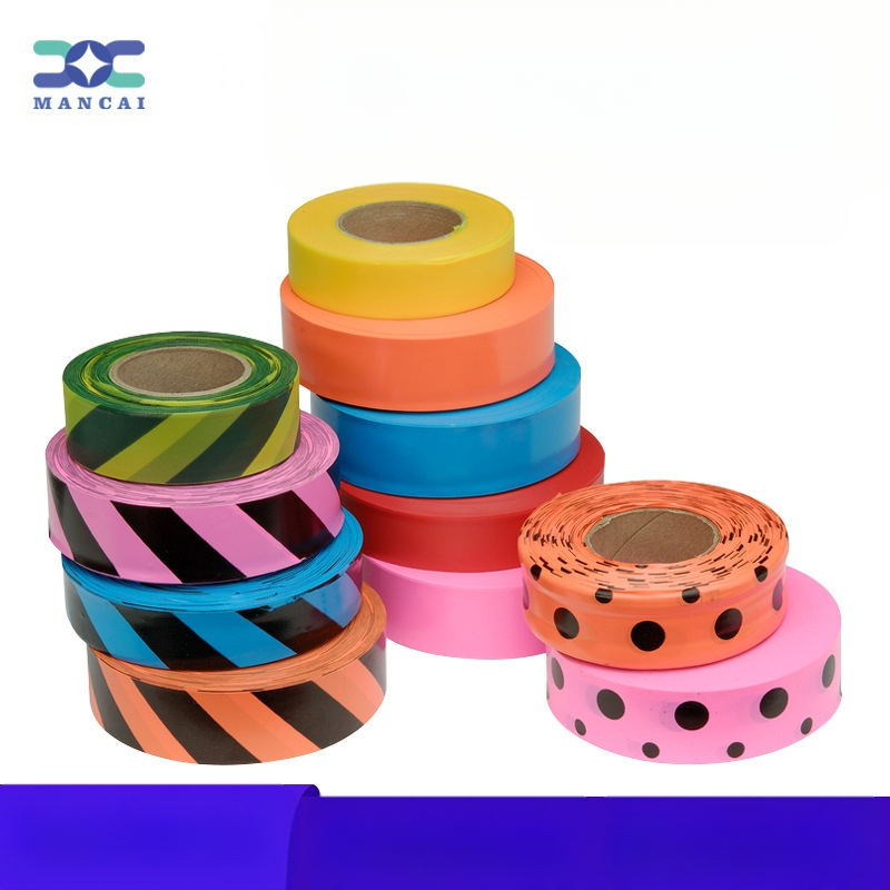 Gamykloje pritaikyta PVC vėliavos juosta be klijų, fluorescencinė juostelė, medis, žyminti lauko identifikavimo juostą