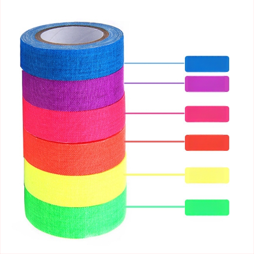 UV-fluoreszkáló szövetszalag, fotózási csapat jelölő kellékei, színpadi pozicionáló jelölés, számozás, nagy tapadású, kopásálló szövetmintázó szalag