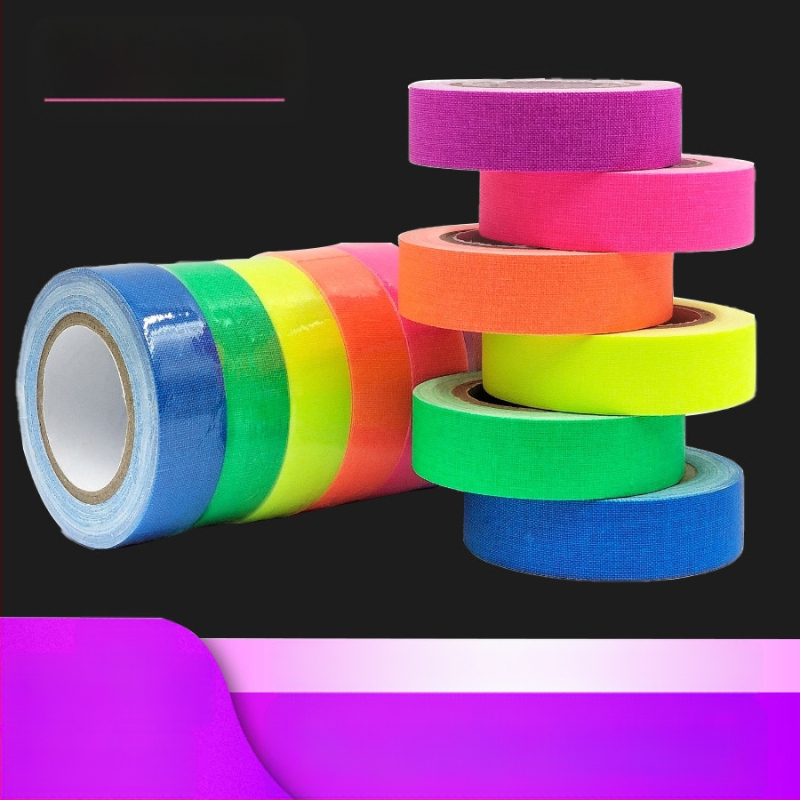 UV-fluoreszkáló szövetszalag, fotózási csapat jelölő kellékei, színpadi pozicionáló jelölés, számozás, nagy tapadású, kopásálló szövetmintázó szalag