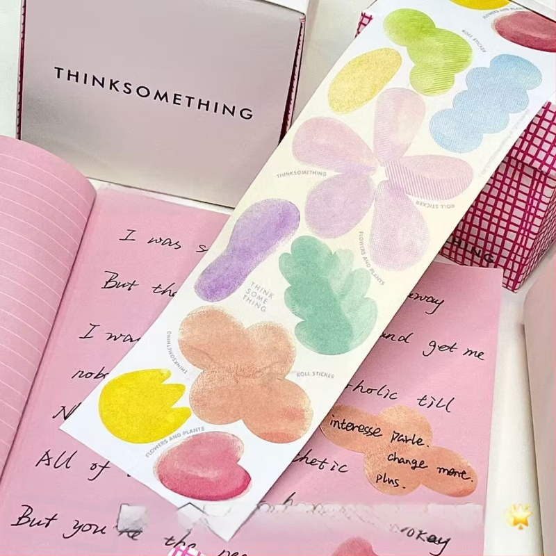 Maža raudona knygelė, paprasti spalvoti lipdukai, ištraukiami lipdukai, stiliaus užrašai, mokiniai turi lipnius, nuplėšiamus N formos lipdukus