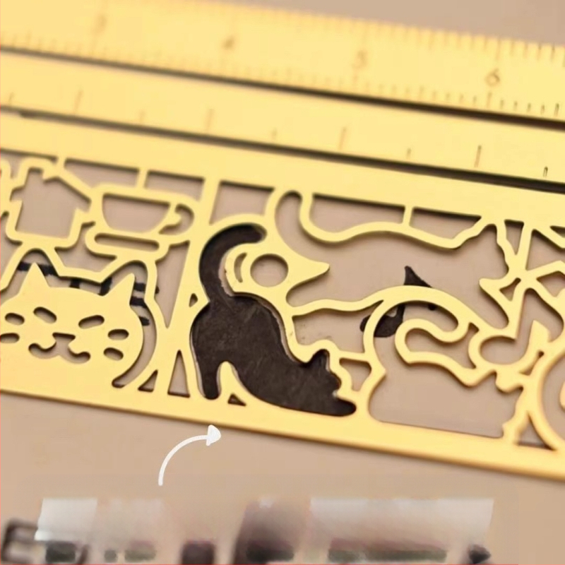 Mazās sarkanās grāmatiņas tā paša japāņu kaķa veidnes rokasgrāmata. Daudzfunkcionāls lineāls ar kaķēna rakstu un pievilcīgs izskats kā dāvana.