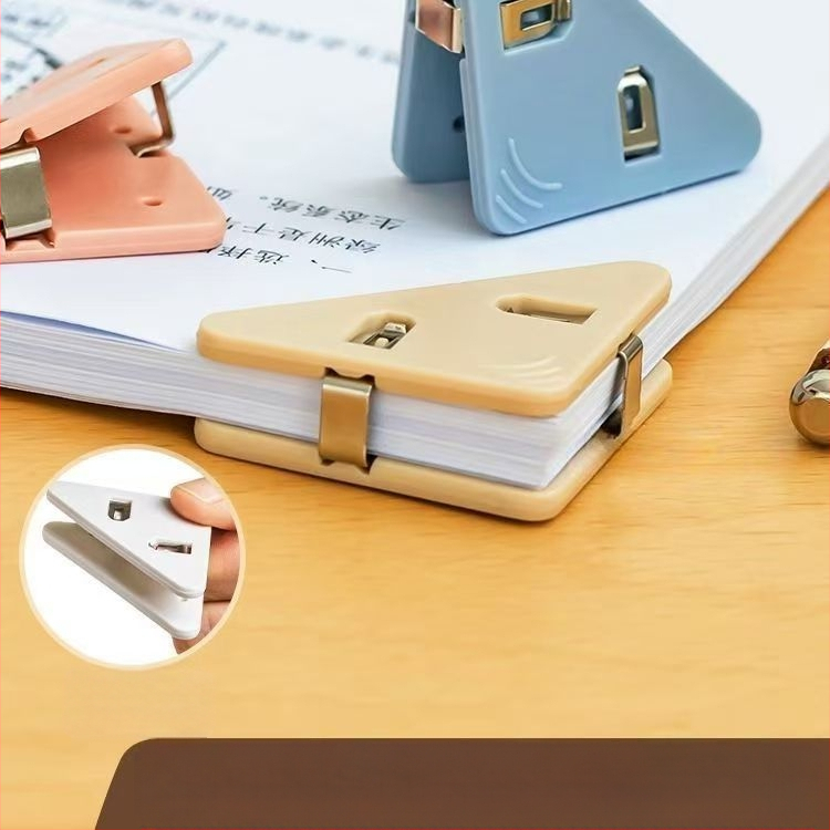 Trikampio krašto spaustukas, aplanko kanceliarinių prekių spaustukas, fiksuotas spaustukas egzamino darbams tvirtinti, knygų spaustukas nuo garbanojimo, daugiafunkcis kampinis spaustukas