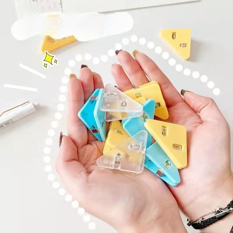 Trikampio krašto spaustukas, aplanko kanceliarinių prekių spaustukas, fiksuotas spaustukas egzamino darbams tvirtinti, knygų spaustukas nuo garbanojimo, daugiafunkcis kampinis spaustukas