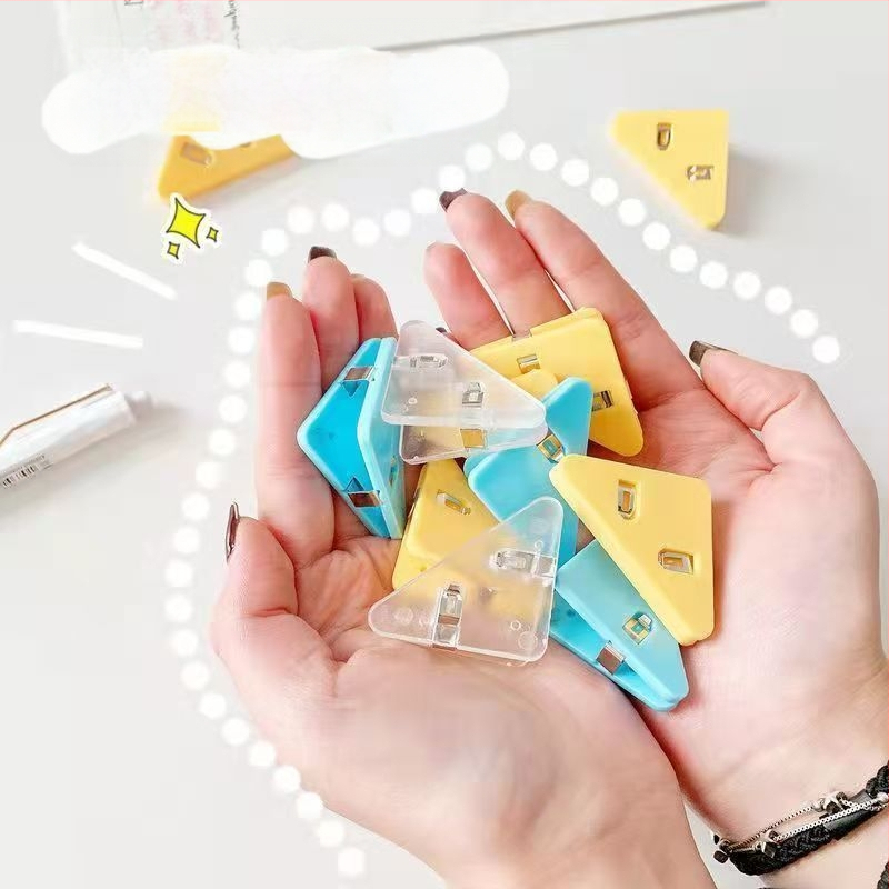 Trikampio krašto spaustukas, aplanko kanceliarinių prekių spaustukas, fiksuotas spaustukas egzamino darbams tvirtinti, knygų spaustukas nuo garbanojimo, daugiafunkcis kampinis spaustukas