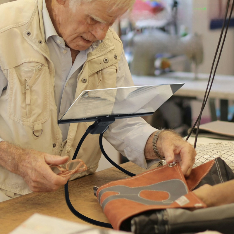 Specialus didinamasis stiklas be rankų vyresnio amžiaus žmonėms skaityti knygas ir laikraščius, skaidrus ir nedeformuotas, lengvas, didelės raiškos, ant kaklo kabantis didinamasis stiklas