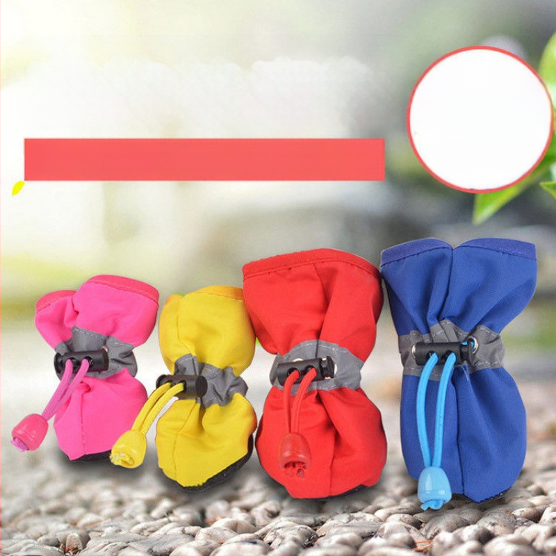 Koerajalatsid on veekindlad ja määrdumisvastased, kassijalatsid sobivad väljas käimiseks, Teddy väikesed ja keskmise suurusega koerad ei ole kriimustuskindlad, lemmikloomade libisemisvastased pehmed jalanõud ja saapad