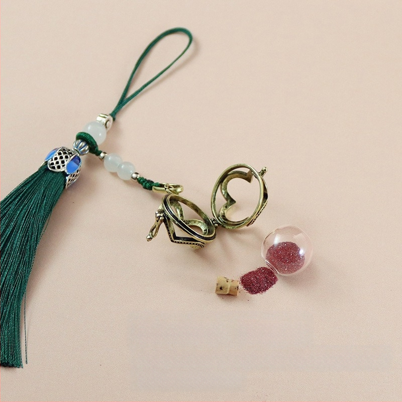 Neljaleheline ristik klaasist kuulikujulise tutiga ripats, mida saab avada, kinaveripudeli ripats, mobiiltelefoni ripats, võtmehoidja ripats, soovipudeli ripats