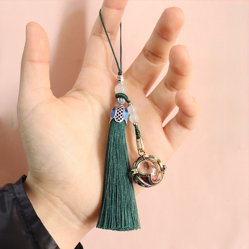 Neljaleheline ristik klaasist kuulikujulise tutiga ripats, mida saab avada, kinaveripudeli ripats, mobiiltelefoni ripats, võtmehoidja ripats, soovipudeli ripats