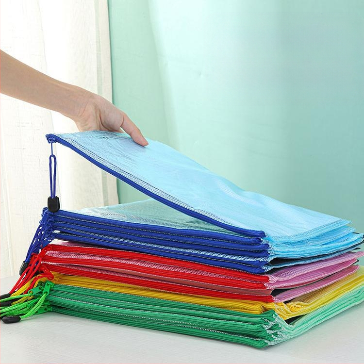 4 dokumendikotti, läbipaistvast materjalist õpilastestide paberkott, materjalist toimikukott, ruuduline lukuga kott, kontoritarbed, 10 tk pakis