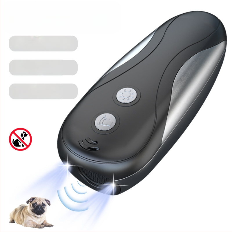 Gamyklinis ultragarsinis šunų vairavimo įrenginys, stiprios šviesos blykstės kambarys lauke, nešiojamas naminių gyvūnėlių lojantis šuo, yra sandėlyje