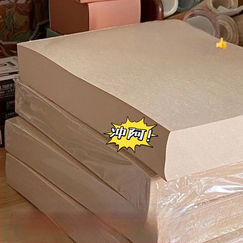 Блогър с 320 парчета чернова от сурова дървесна пулпа за студенти по приемни изпити в докторантура с празна бежова хартия за защита на очите, удебелена с математически анализ