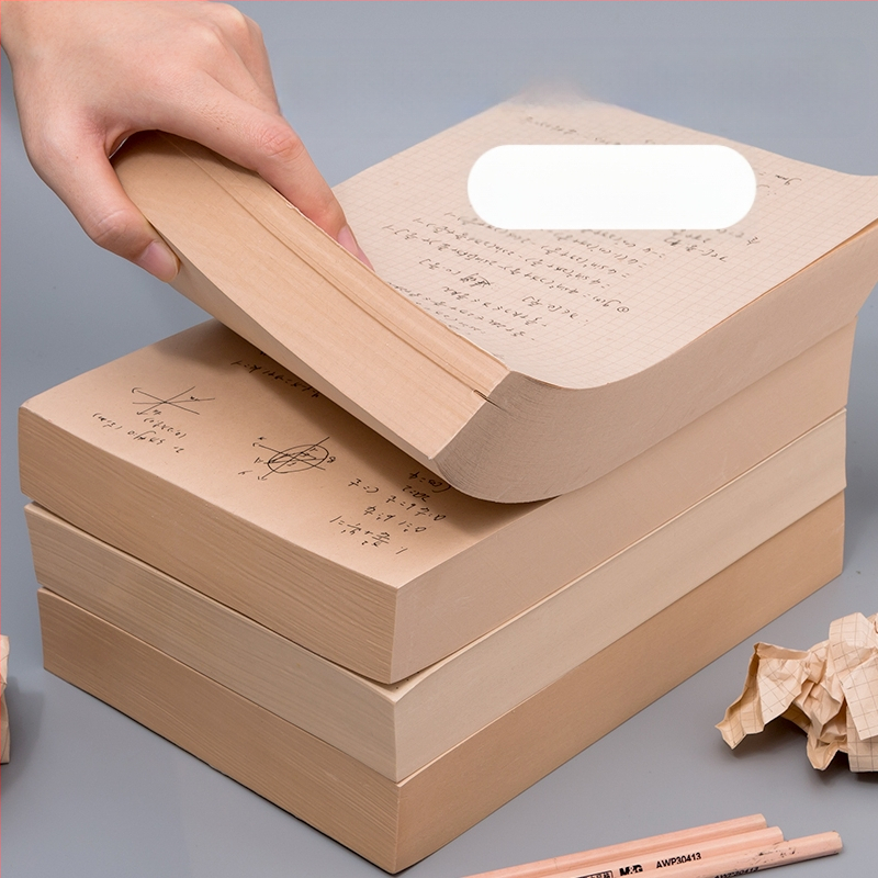 Блогър с 320 парчета чернова от сурова дървесна пулпа за студенти по приемни изпити в докторантура с празна бежова хартия за защита на очите, удебелена с математически анализ