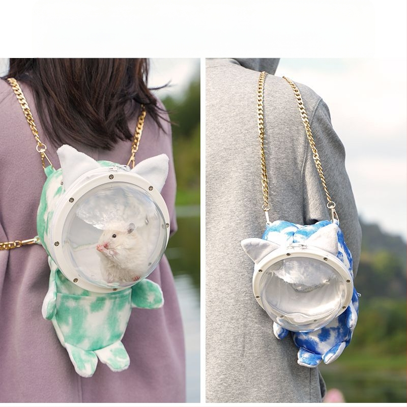 Hamsteri taskust väljas olev puuri meekott kasvas taskust väljas kaasaskantavatest hingavatest tarvikutest kuldne karu läbipaistev taskust väljas olev väikese lemmiklooma seljakott
