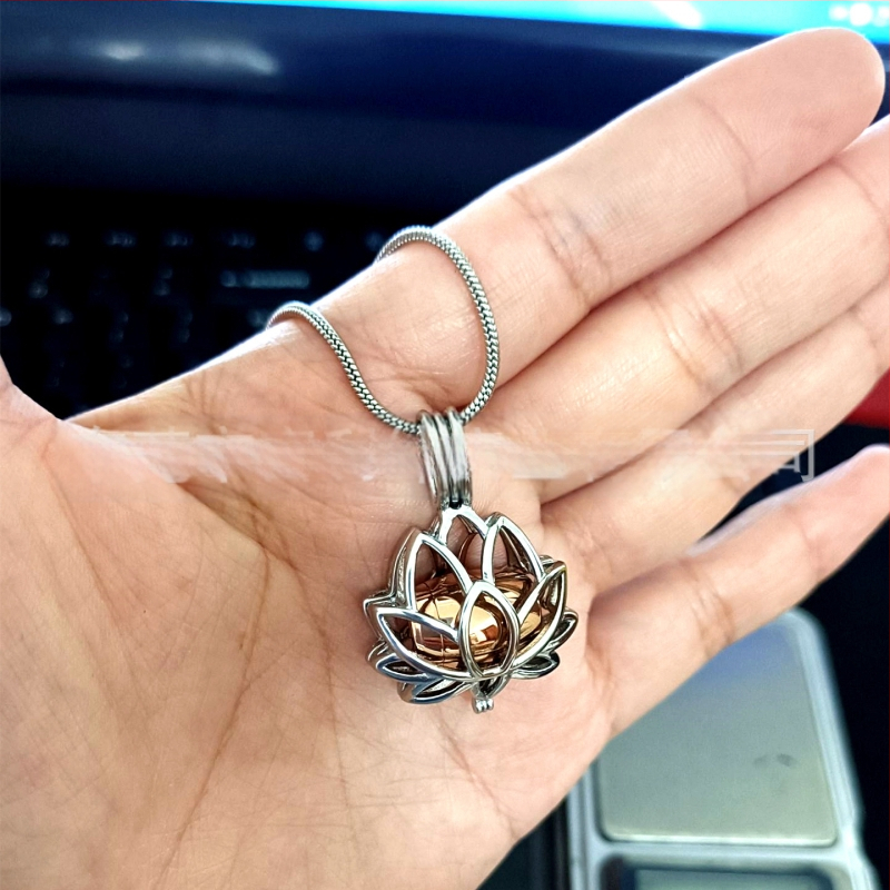 Euroopa ja Ameerika Ühendriikide piiriülene lillekeel lootosekujulise õõnsa parfüümipudeli ripatsiga juuste mälestusurn, mida saab avada