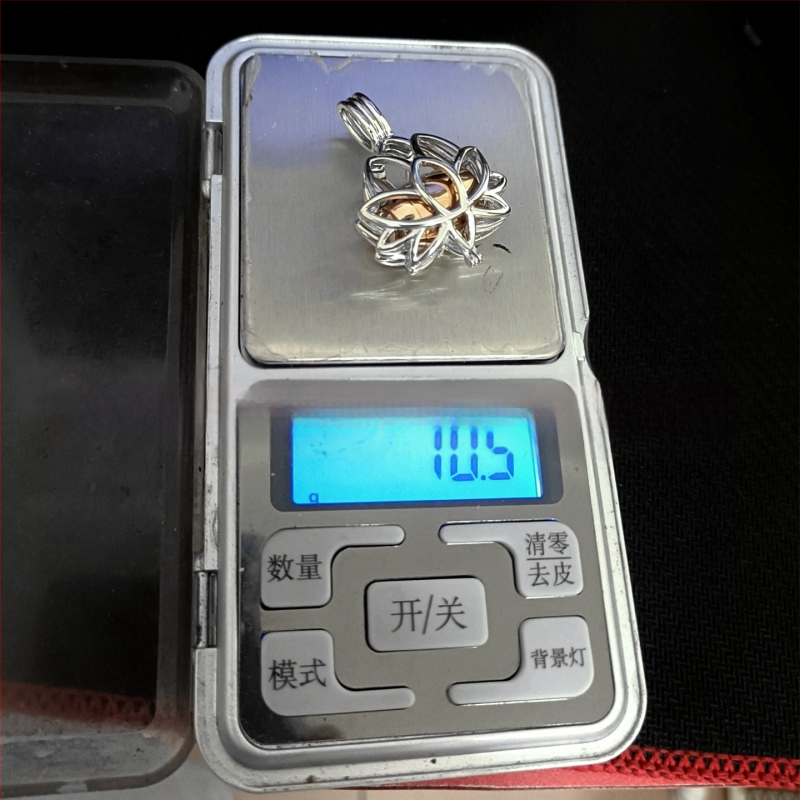 Euroopa ja Ameerika Ühendriikide piiriülene lillekeel lootosekujulise õõnsa parfüümipudeli ripatsiga juuste mälestusurn, mida saab avada