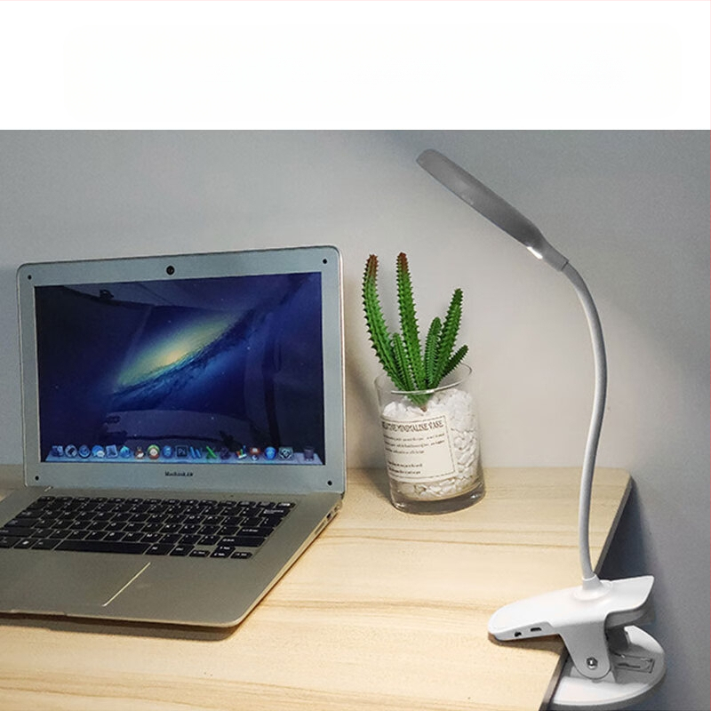 Kis asztali lámpa, szemvédő íróasztal, egyetemi hallgatók írókollégiumi szobája, töltődugó, kettős felhasználású hálószoba éjjeliszekrény