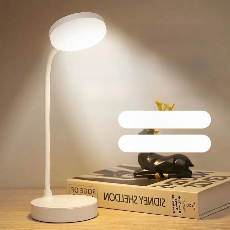 Kis asztali lámpa, szemvédő íróasztal, egyetemi hallgatók írókollégiumi szobája, töltődugó, kettős felhasználású hálószoba éjjeliszekrény