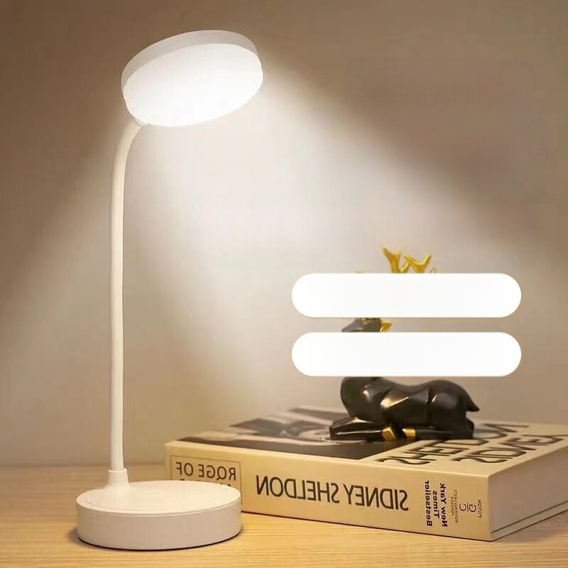 Kis asztali lámpa, szemvédő íróasztal, egyetemi hallgatók írókollégiumi szobája, töltődugó, kettős felhasználású hálószoba éjjeliszekrény