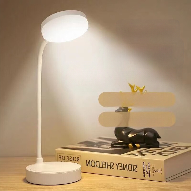 Kis asztali lámpa, szemvédő íróasztal, egyetemi hallgatók írókollégiumi szobája, töltődugó, kettős felhasználású hálószoba éjjeliszekrény