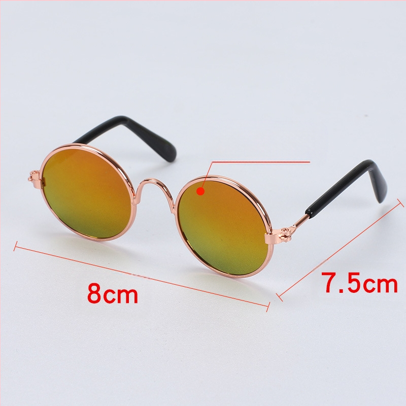 Tehase otsemüügis olevad kassiprillid, koeraprillid, kaisukaru iseloomuga naljakad peakatted, lemmikloomade aksessuaarid, kassiprillid laos.