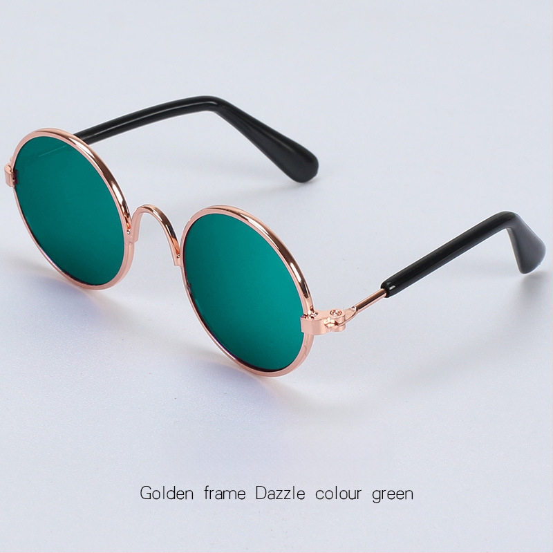 Tehase otsemüügis olevad kassiprillid, koeraprillid, kaisukaru iseloomuga naljakad peakatted, lemmikloomade aksessuaarid, kassiprillid laos.