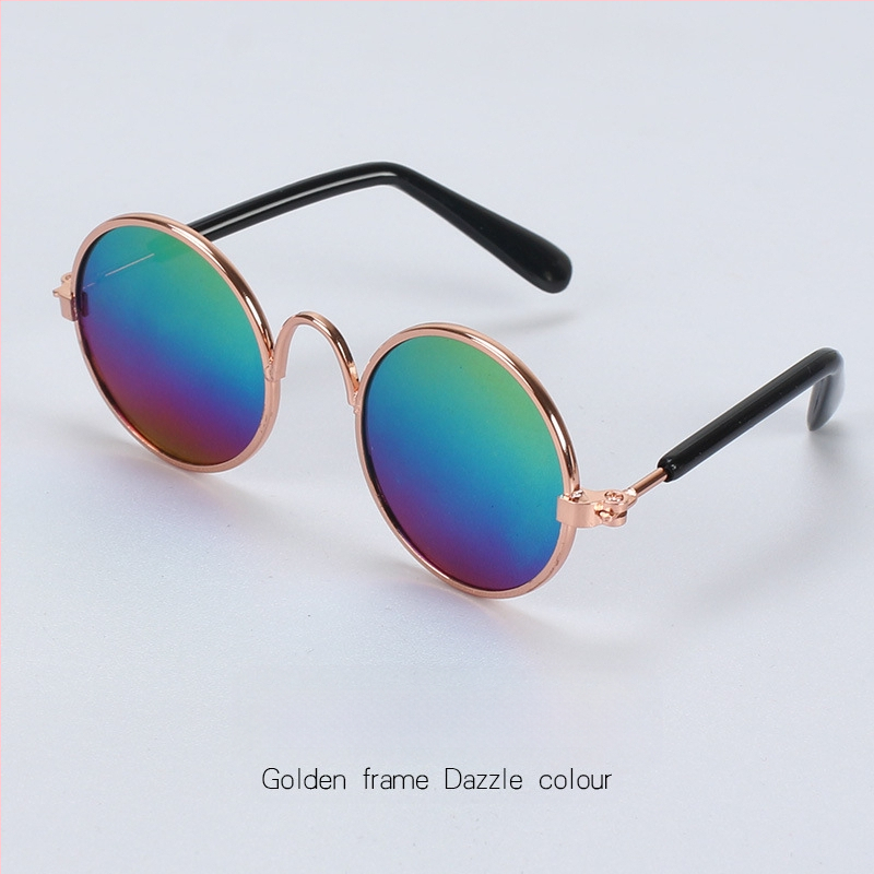 Tehase otsemüügis olevad kassiprillid, koeraprillid, kaisukaru iseloomuga naljakad peakatted, lemmikloomade aksessuaarid, kassiprillid laos.