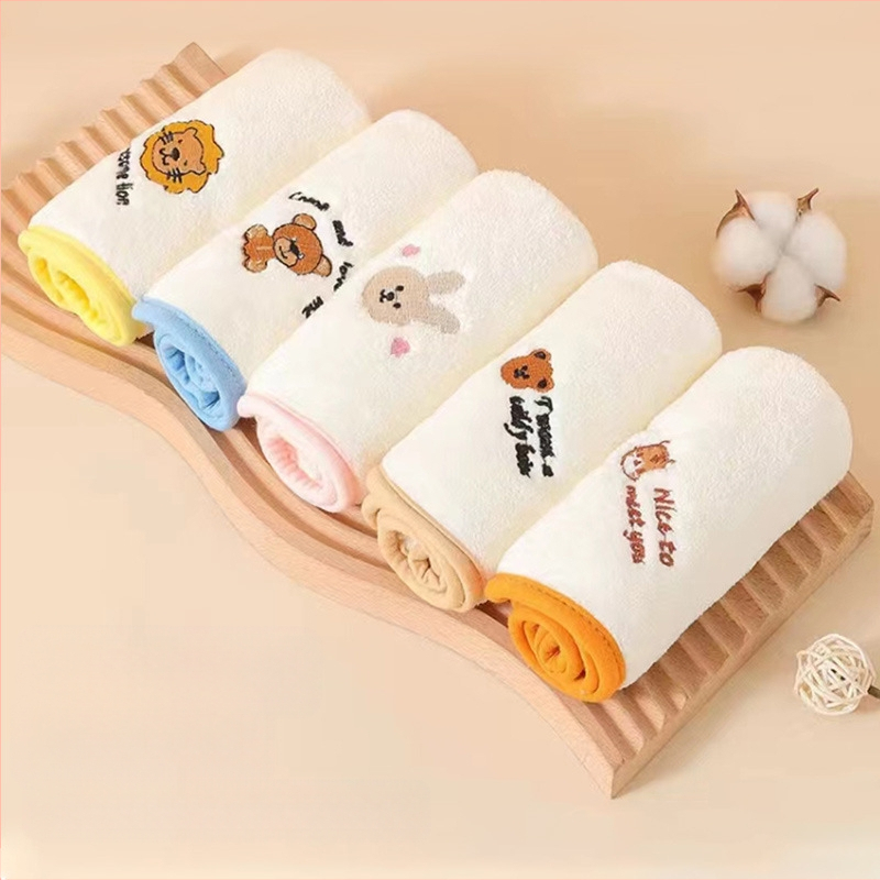 Spalvotas kvadratinis kūdikio marlės rankšluostis su minkštu kraštu. Vaikiškas mažas kvadratinis kūdikio darželio veido rankšluostis 30 * 30 cm.