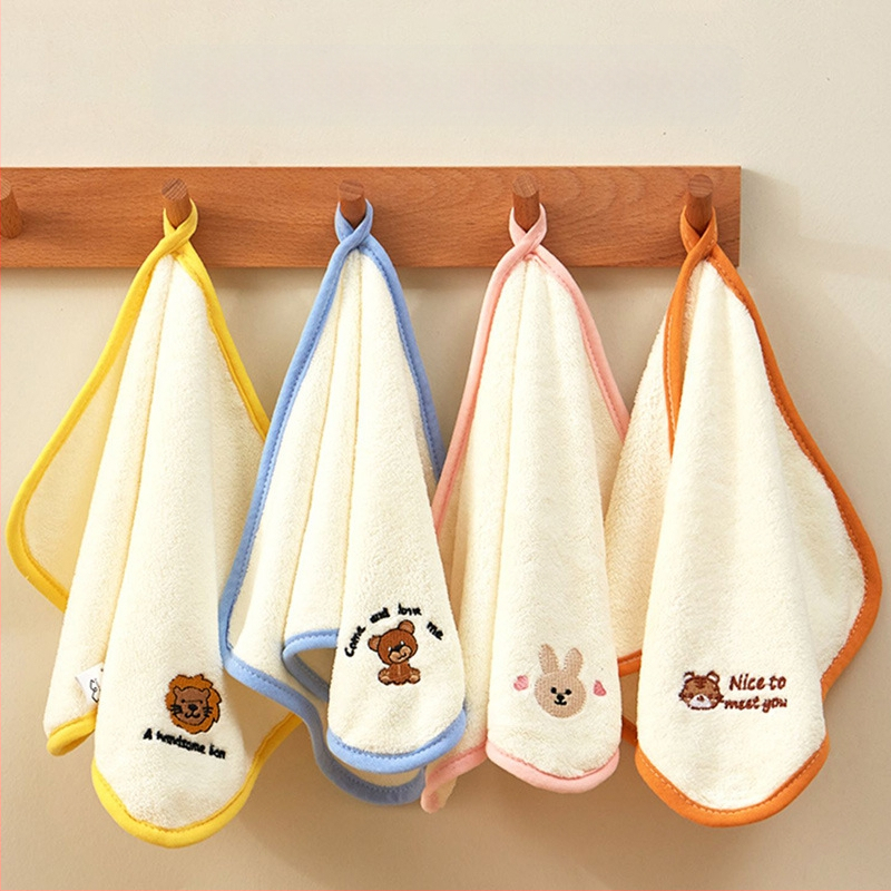 Spalvotas kvadratinis kūdikio marlės rankšluostis su minkštu kraštu. Vaikiškas mažas kvadratinis kūdikio darželio veido rankšluostis 30 * 30 cm.